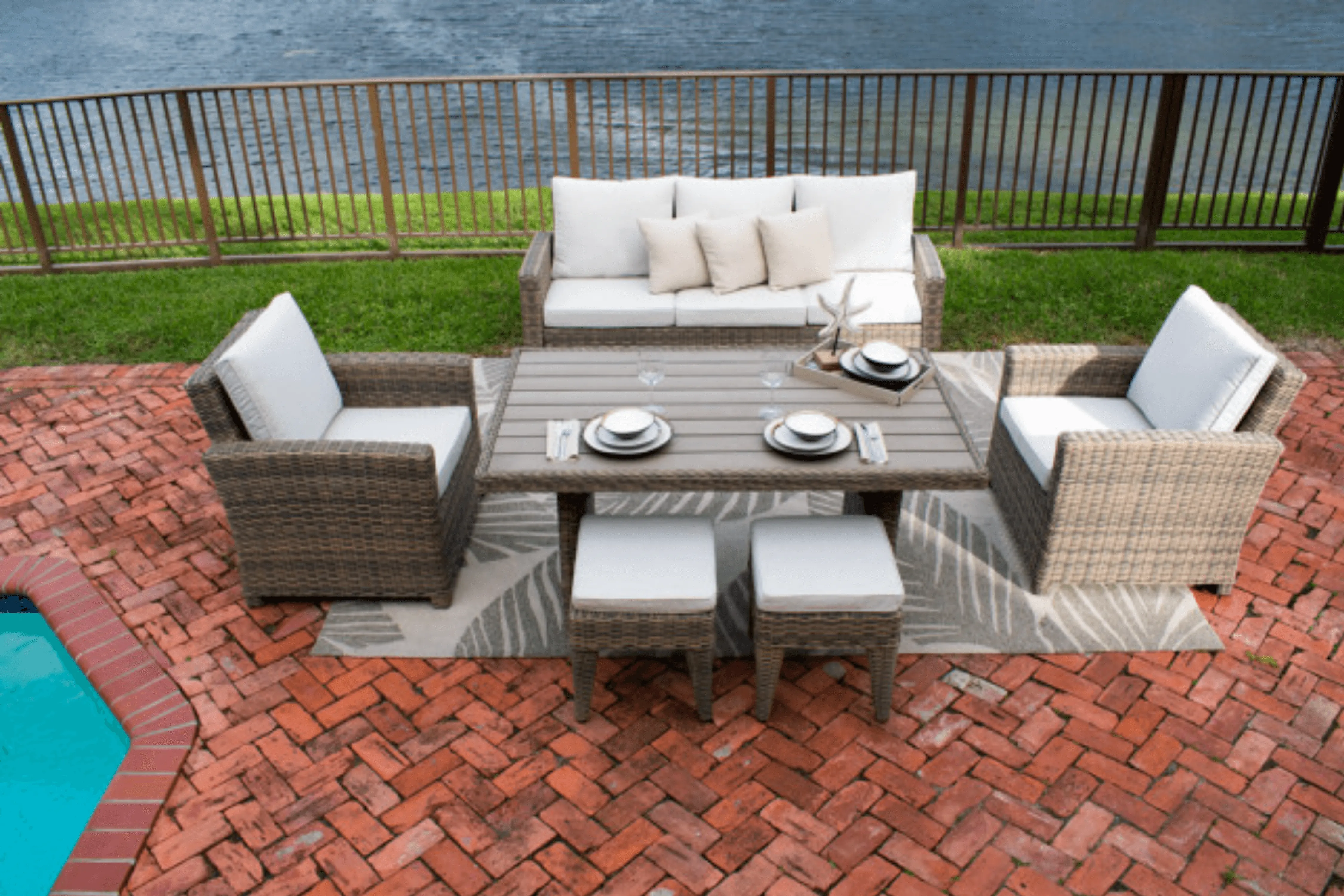 Spanish Wells 5 PC Seating Set w/tan cushions